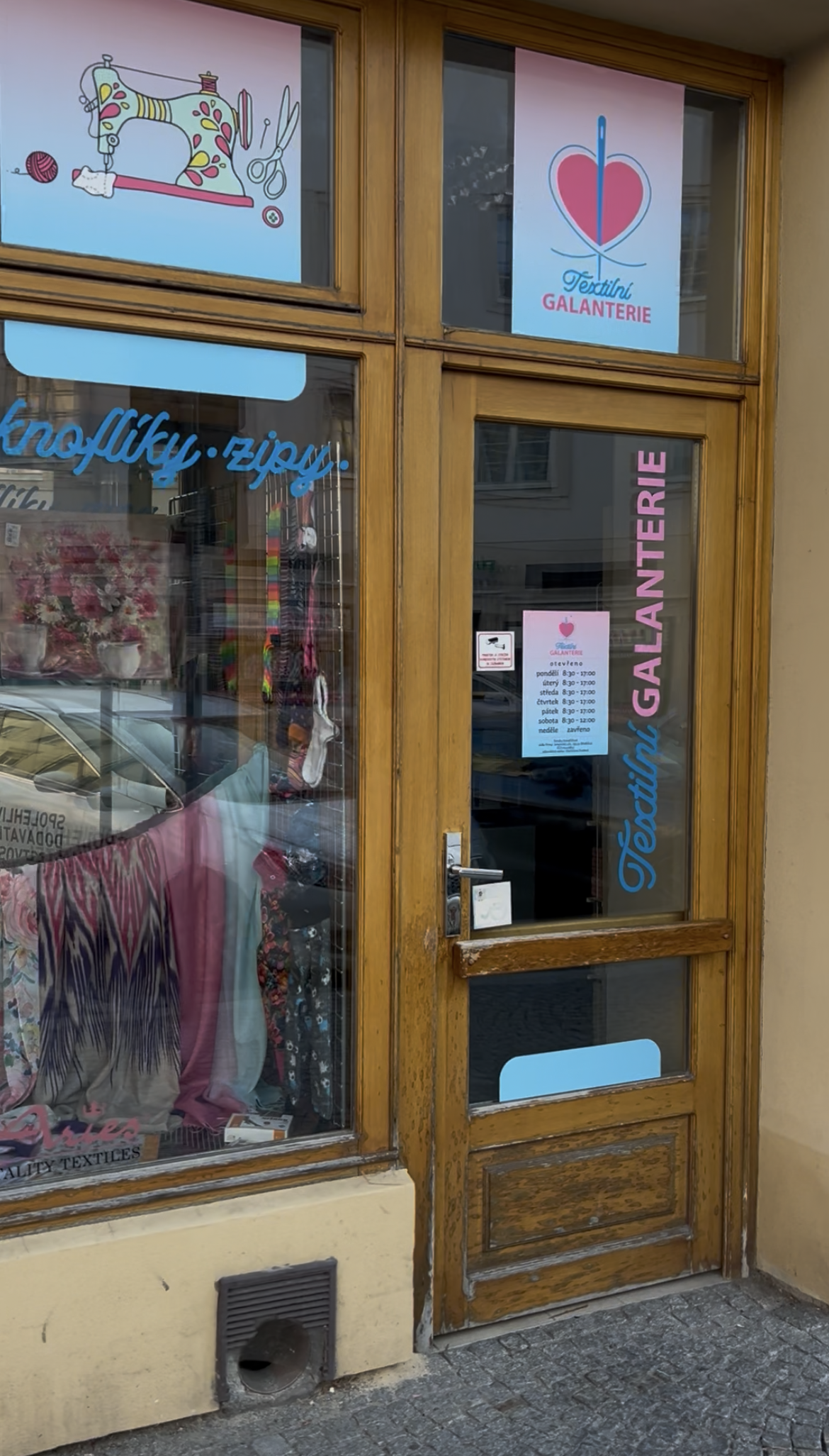 Vchod do prodejny Galanterie Bruntál